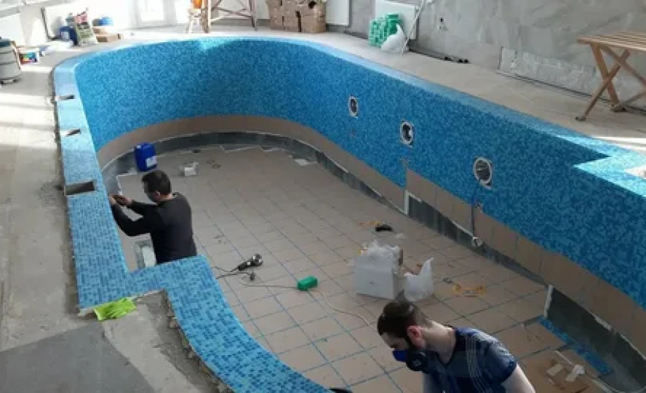 Бетонная чаша бассейна